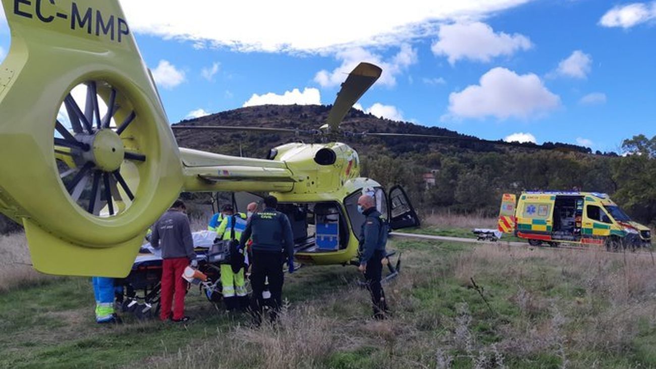 Preparativos para el traslado en helicóptero del hombre herido en Canencia