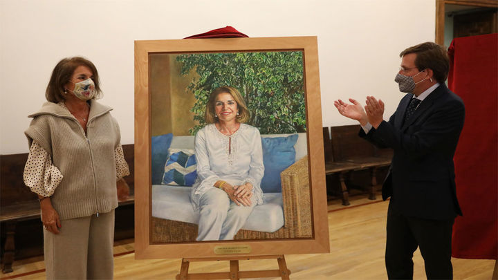 Ana Botella junto a su retrato, obra de Rafael Cidoncha / Ayuntamiento de Madrid