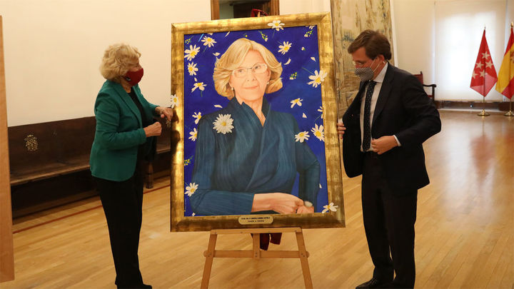 Manuela Carmena y su retrato, obra de Ángeles Agrela / Ayuntamiento de Madrid