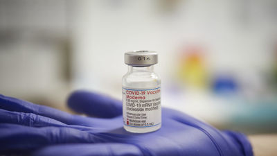 Moderna anuncia que en 2023 tendrá lista una vacuna única para el covid y la gripe