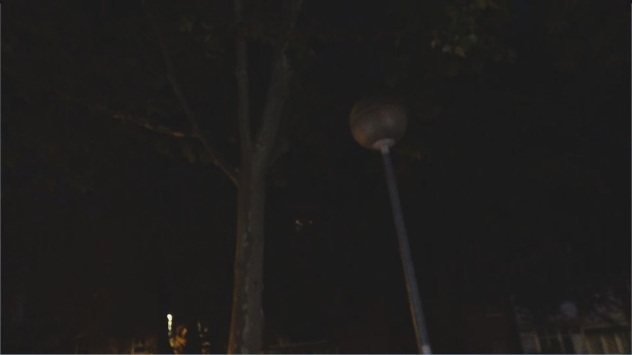 Los vecinos de Leganés denuncian falta de luz en su plaza desde hace años