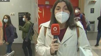 Colas y retrasos para coger el bus hacia Toledo en Plaza Elíptica