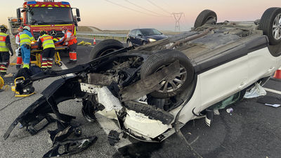 Cuatro heridos, dos graves, en un accidente entre dos coches en la Radial 4