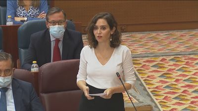 El viaje de Ayuso a Estados Unidos centra el debate en la Asamblea