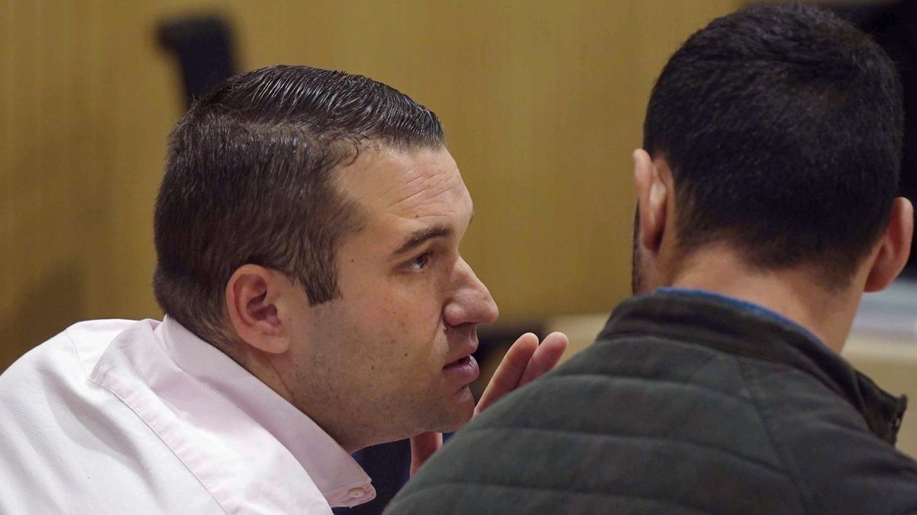 Dos de los cuatro miembros de La Manada, José Ángel Prenda(i) y Alfonso Jesús Cabezuelo (d) durante el juicio