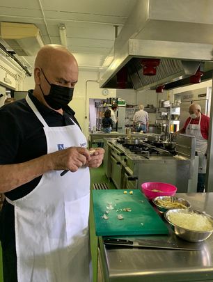 Pelando ajos en la Academia Mayorchef de Leganés / AYTO LEGANÉS