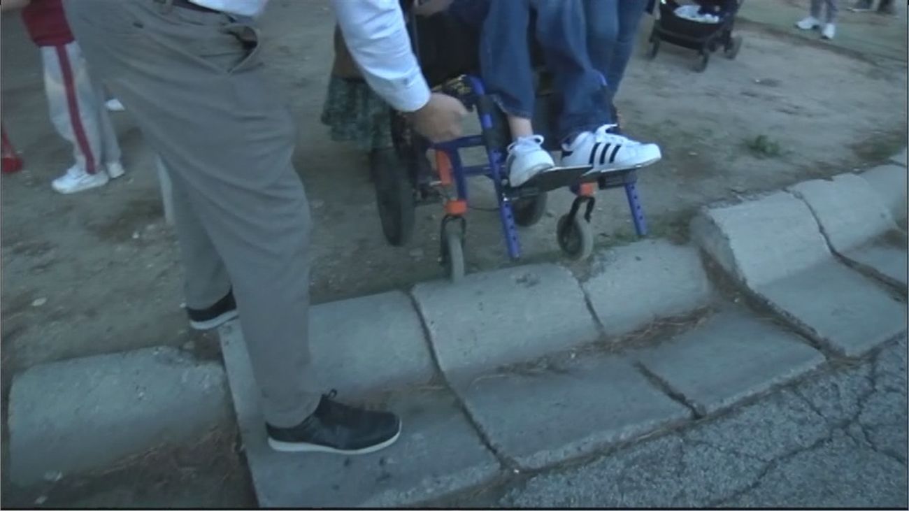 Los vecinos de Villaviciosa de Odón denuncian llevar 35 años sin aceras