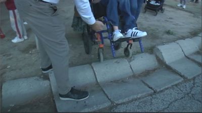 Los vecinos de Villaviciosa de Odón denuncian llevar 35 años sin aceras