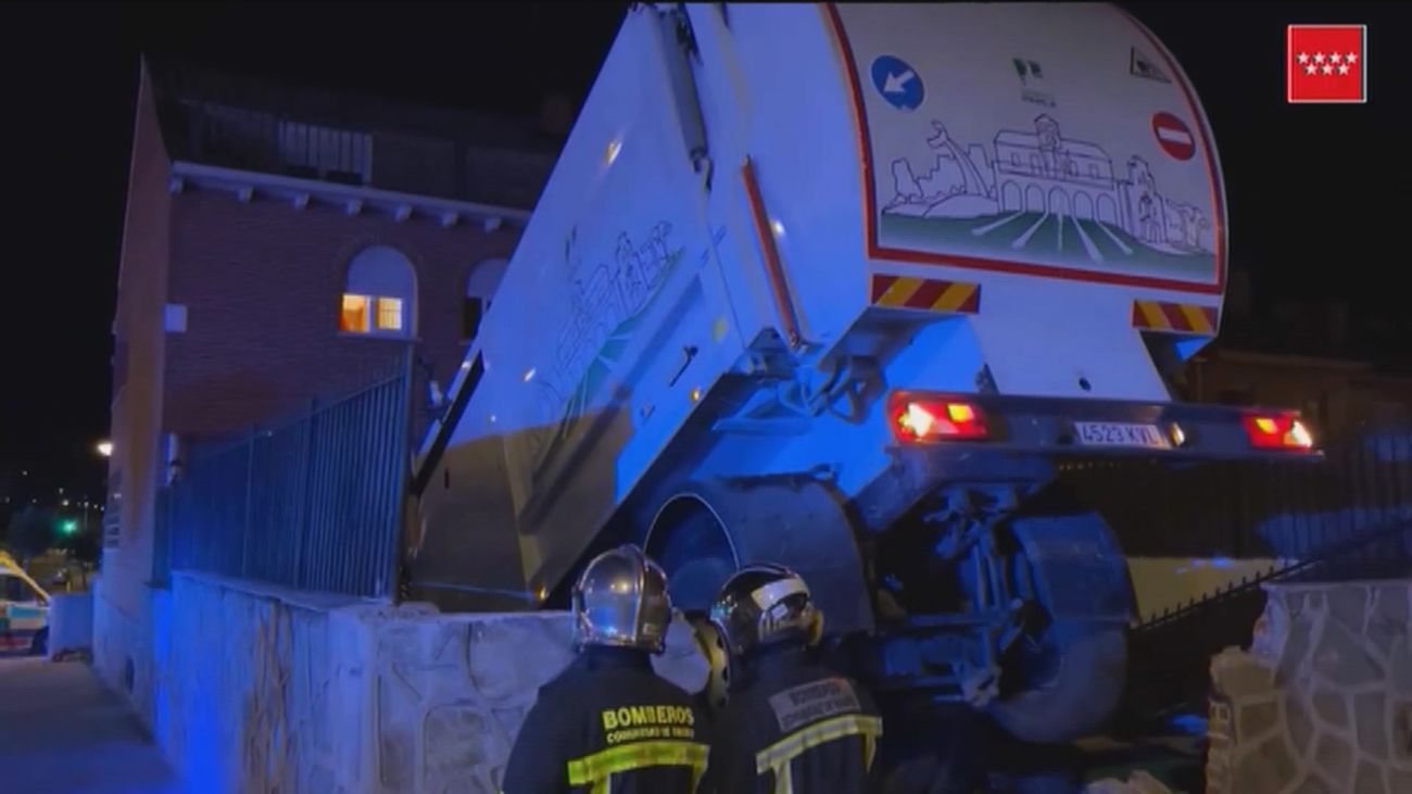 Un camión de la basura se mete en la piscina de un chalet en Parla