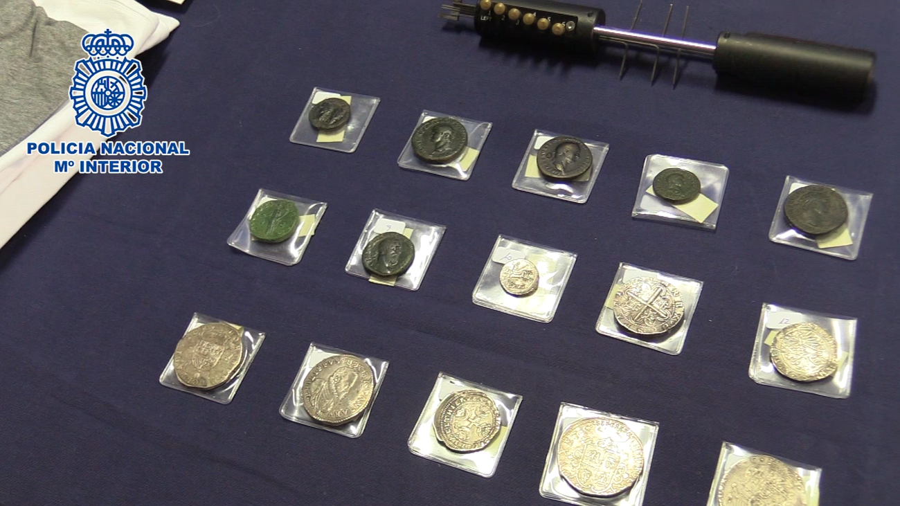 Detenidos en Madrid unos butroneros que robaron 120.000 euros en monedas del Imperio romano