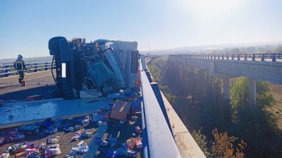 Un camionero resulta herido tras sufrir un accidente y volcar en la R-3, cerca de Mejorada del Campo
