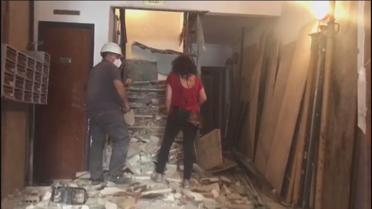 Testigos del hundimiento de la escalera en un edificio de Móstoles narran en Madrid Directo lo que han vivido