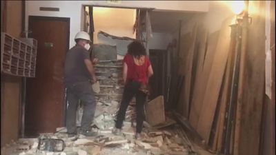 Desalojan un edificio en Móstoles por el derrumbe de una escalera interior