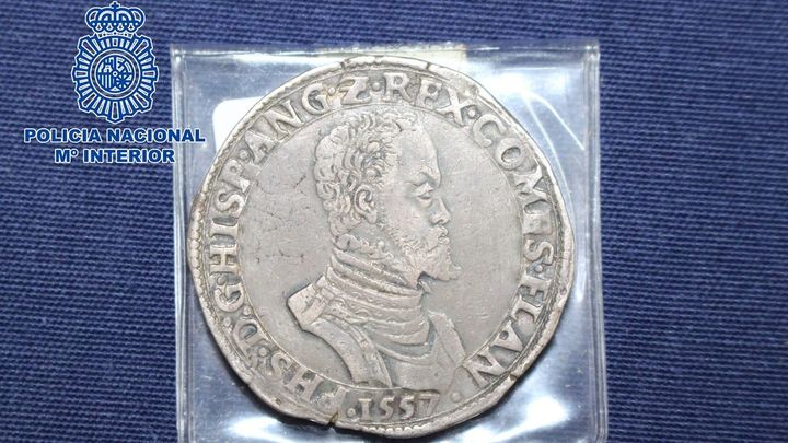 Detalle de una de las monedas recuperadas / POLICÍA NACIONAL