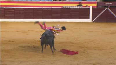Espectacular cogida al diestro Antonio Gaspar "Paulita" en Villa del Prado