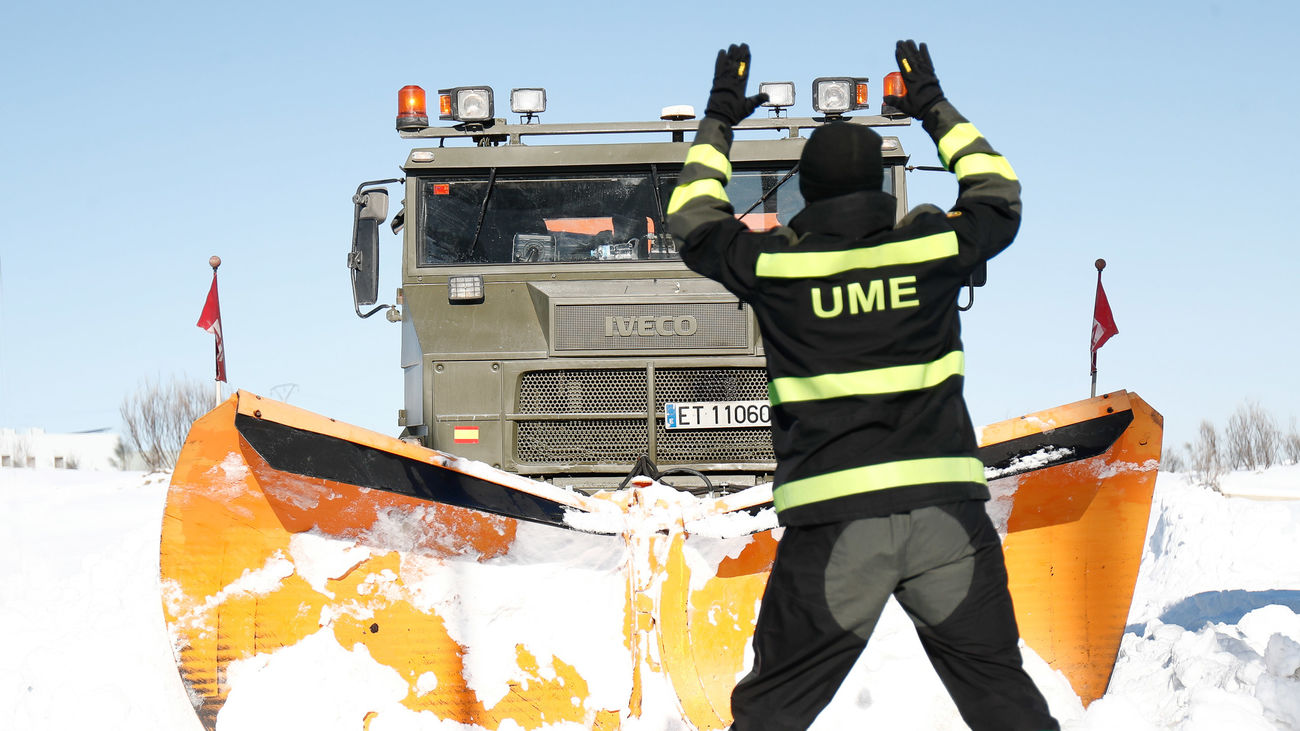 Un militar de la Unidad Militar de Emergencias (UME) da indicaciones durante caminan por una de las carreteras llenas de nieve y hielo tras el paso de la borrasca 'Filomena', en Valdemoro