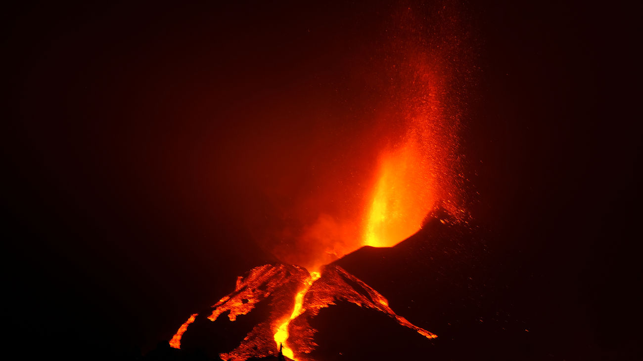 Las nuevas coladas de lava, más rápidas, amenazan nuevas zonas residenciales y productivas de La Palma