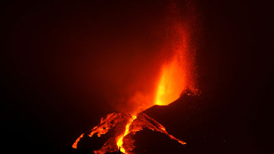 Las nuevas coladas de lava, más rápidas, amenazan nuevas zonas residenciales y productivas de La Palma