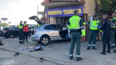 Una persecución en la A-2 acaba con un vehículo estrellado contra un restaurante