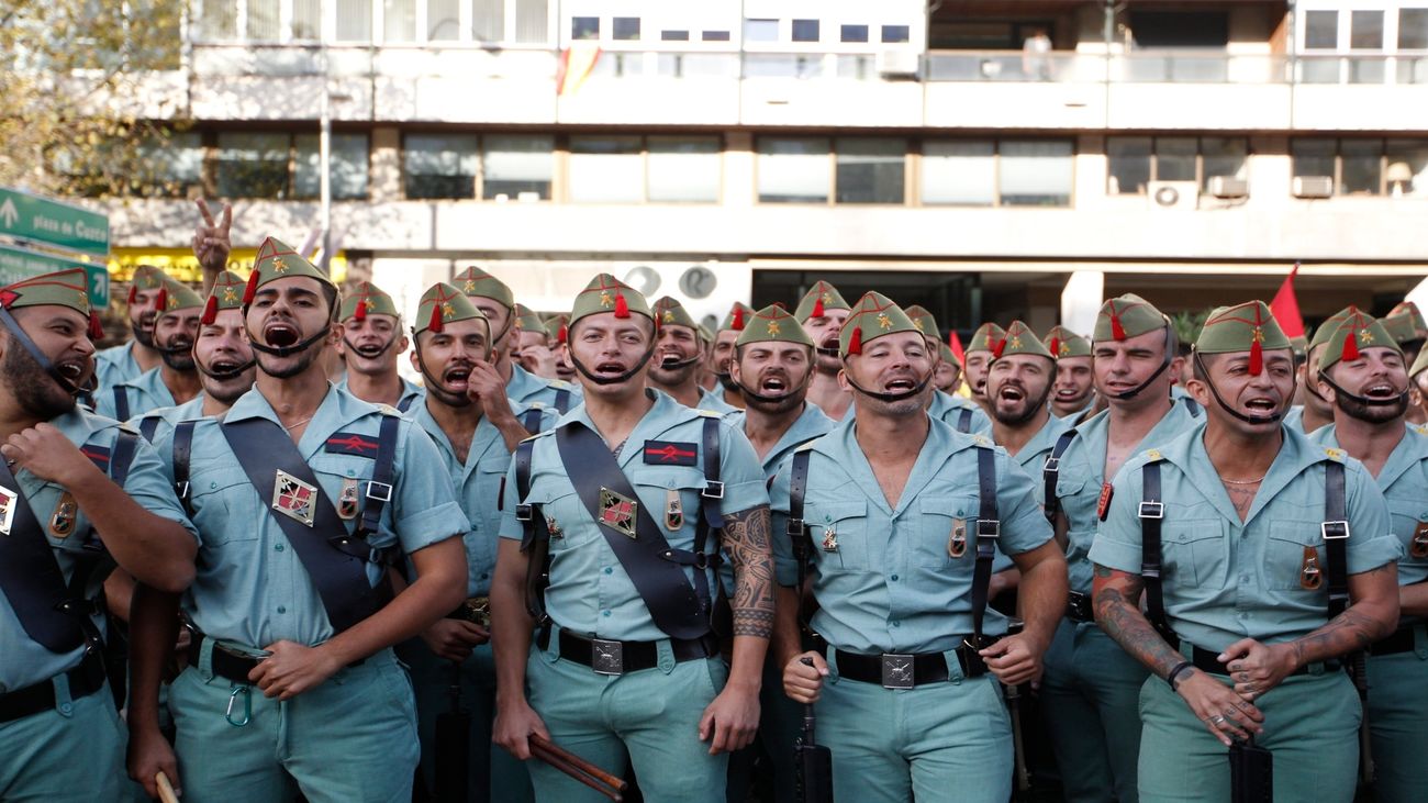 Nos adentramos en una tienda que lleva más de 8 décadas elaborando uniformes militares