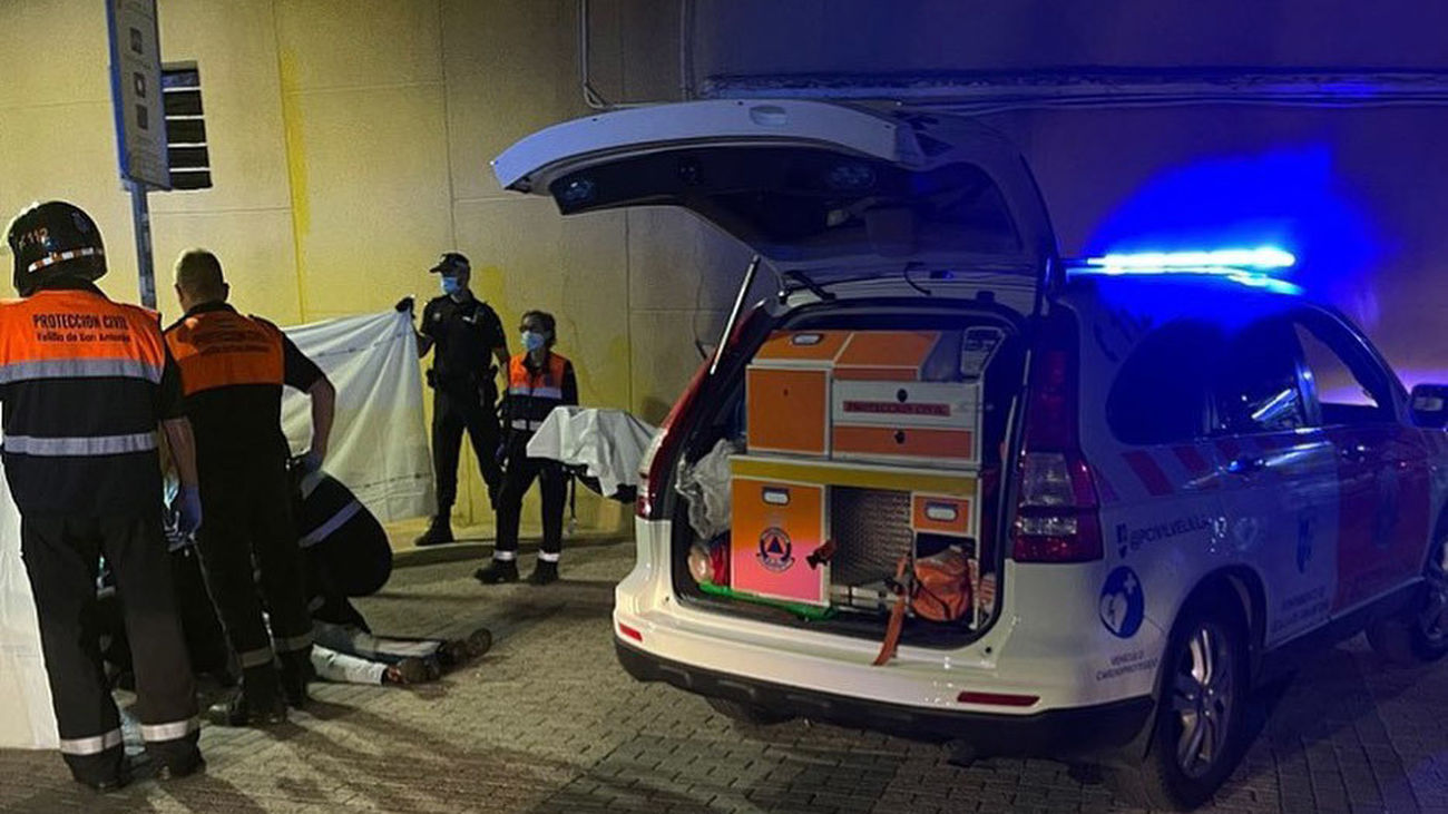 Efectivos de protección civil de Velilla de San Antonio atienden a un hombre apuñalado