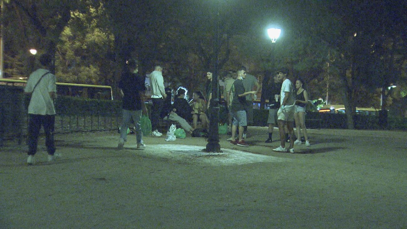 Jóvenes haciendo botellón en el Parque del Oeste de Madrid