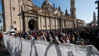 La Virgen del Pilar luce en la Hispanidad su manto floral en la ofrenda más atípica