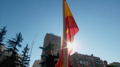 Solemne izado de la bandera de España, entre pitos a Sánchez y gritos de 'dimisión'