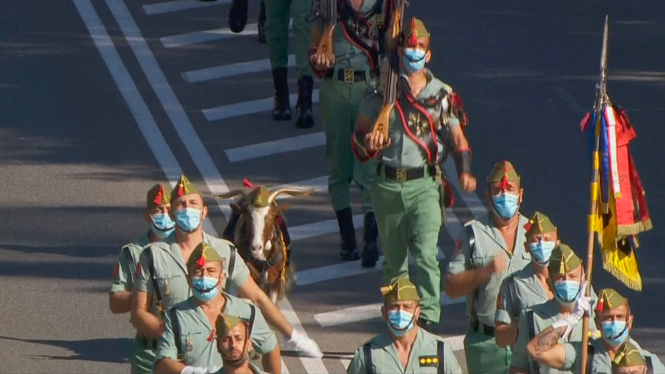 Los caballeros legionarios, a 160 pasos por minuto, desfilan por Madrid