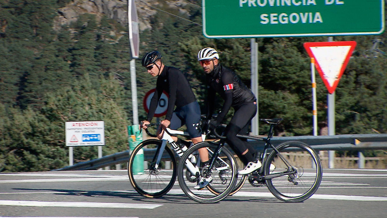 Ciclistas en la sierra de Madrid