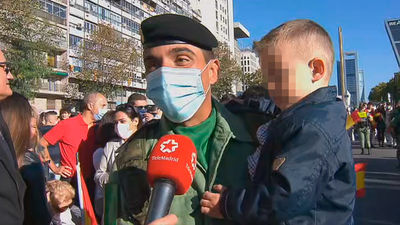 Familias emocionadas en la vuelta del desfile del 12 de octubre