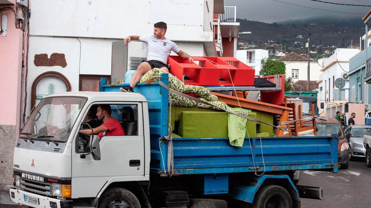 Una familia se lleva en un camión sus enseres en la localidad de La Laguna