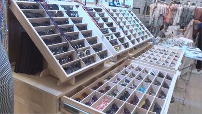 Más de una veintena de puestos de ropa y complementos en la calle Serrano