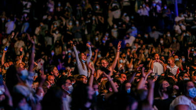 Ana Mena, Omar Montes y Yotuel hacen vibrar el Wizink en el primer concierto sin límites de aforo