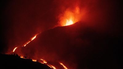 Las nuevas coladas del volcán ponen en riesgo más poblaciones de La Palma