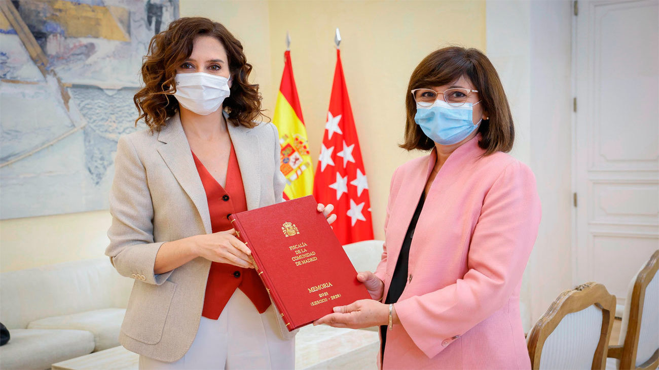 Ayuso recibe la Memoria de actividades de la Fiscalía de la Comunidad de Madrid