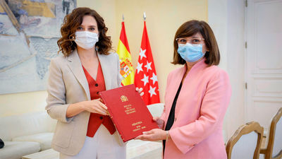 Ayuso recibe la Memoria de actividades de la Fiscalía de la Comunidad de Madrid