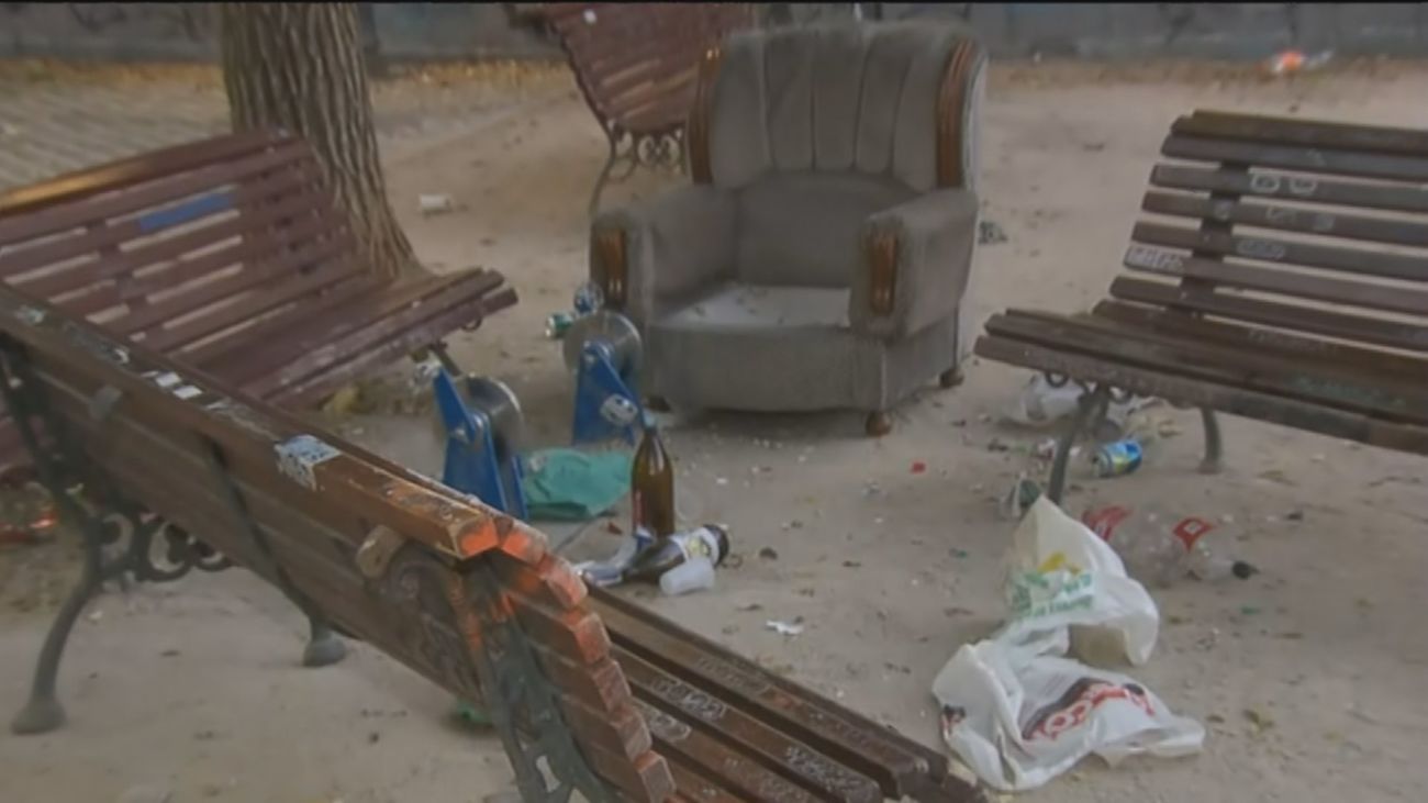 Los macrobotellones en Conde Duque "van a más", según los vecinos