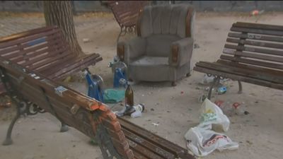 Los macrobotellones en Conde Duque "van a más", según los vecinos