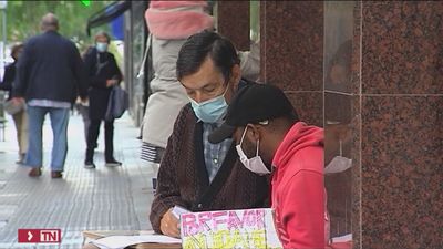 Un profesor universitario jubilado da clases gratis a un indigente en Bilbao