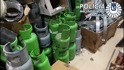 Hallada una chatarrería clandestina en Usera donde apilaban botellas con gases peligrosos