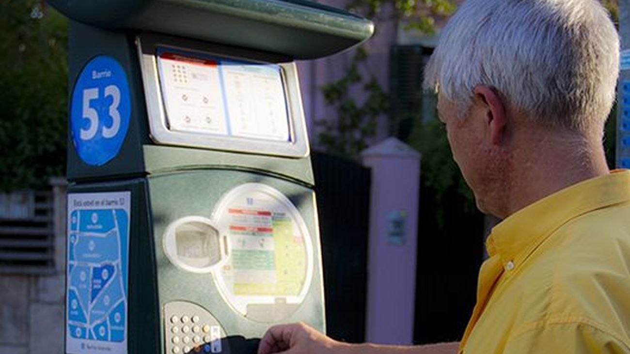 Usuario de un parquímetro en Galapagar