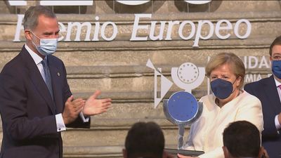 El Rey entrega a Merkel el premio Carlos V y asegura que pasará a "la historia de la UE con mayúsculas"