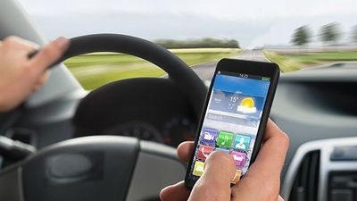 El uso del móvil, principal causa de los accidentes por distracciones al volante