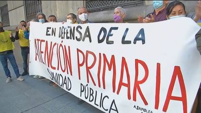 Vecinos de Latina y Carabanchel entregan 5.000 firmas a la Comunidad para reabrir Urgencias y centros de salud