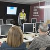 Mayores de Fuenlabrada aprenden en un taller a realizar gestiones con el móvil y a utilizar cajeros
