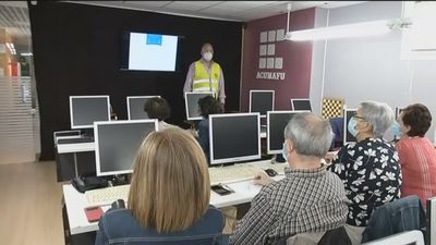 Mayores de Fuenlabrada aprenden en un taller a realizar gestiones con el móvil y a utilizar cajeros