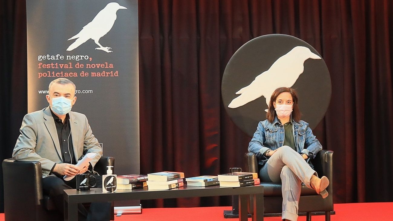 El escritor Lorenzo Silva y Sara Hernández, Alcaldesa de Getafe en la presentación de 'Getafe Negro'
