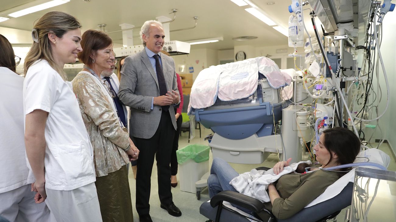 El consejero de Sanidad de la Comunidad de Madrid, Enrique Ruiz  Escudero, en el Hospital 12 de Octubre
