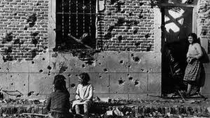 La famosa foto de Robert Capa del edificio de Peironcely 10 captada en 1936 / ROBERT CAPA